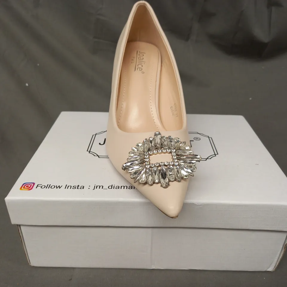 BOXED PAIR OF JOALICE POINTED TOE HEELED SHOES IN CREAM W. JEWEL EFFECT DETAIL EU SIZE 37