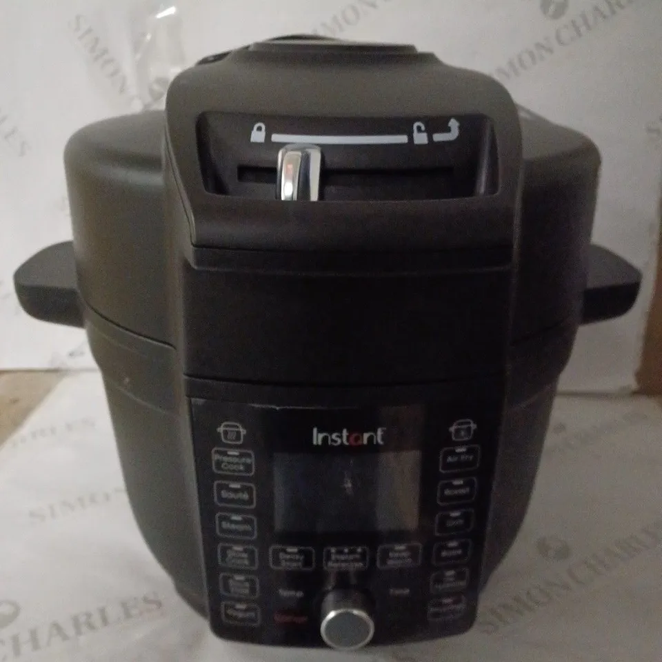 INSTANT POT DUO CRISP WITH ULTIMATE LID MULTI-COOKER AND AIR FRYER 