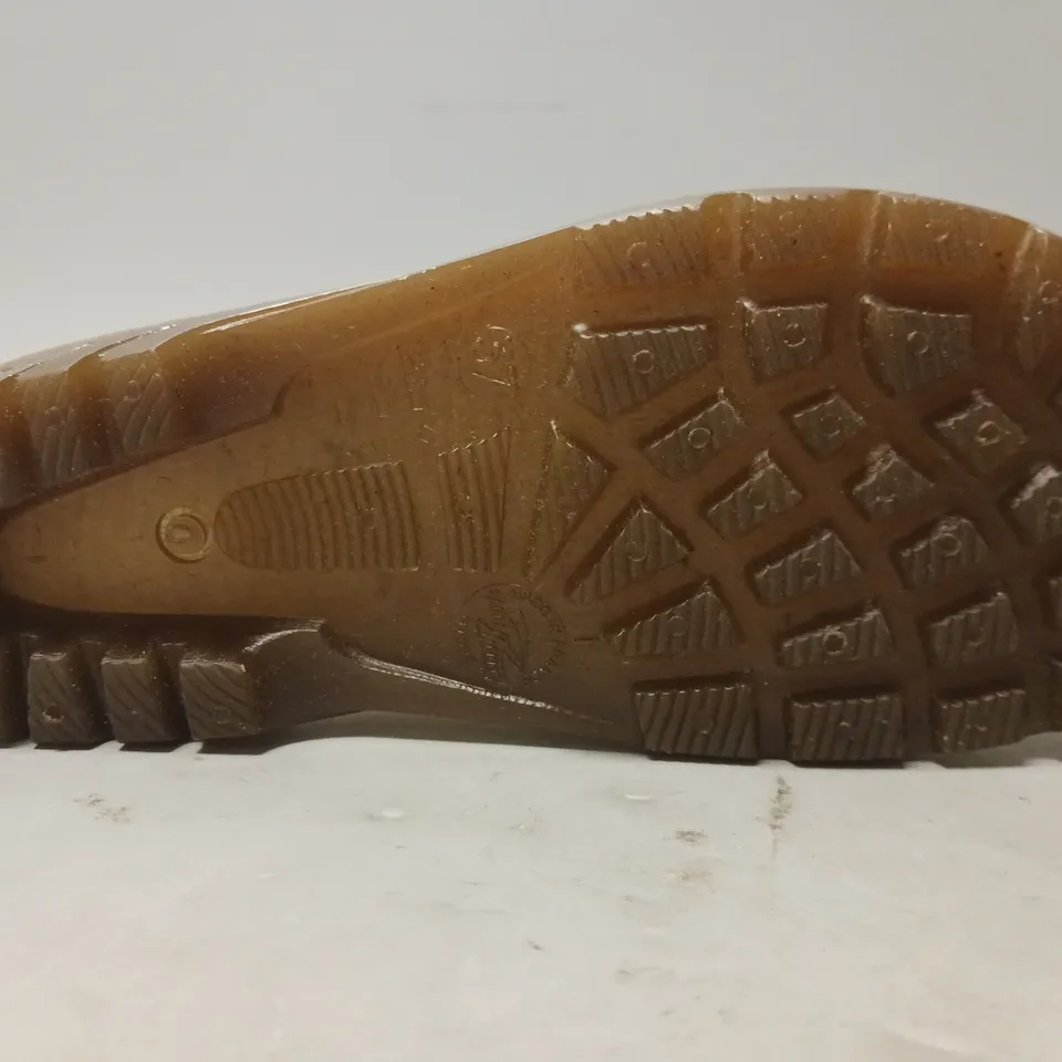 BOXED PAIR OF DESIGNER SLIP-ON SHOES IN CARAMEL EU SIZE 37