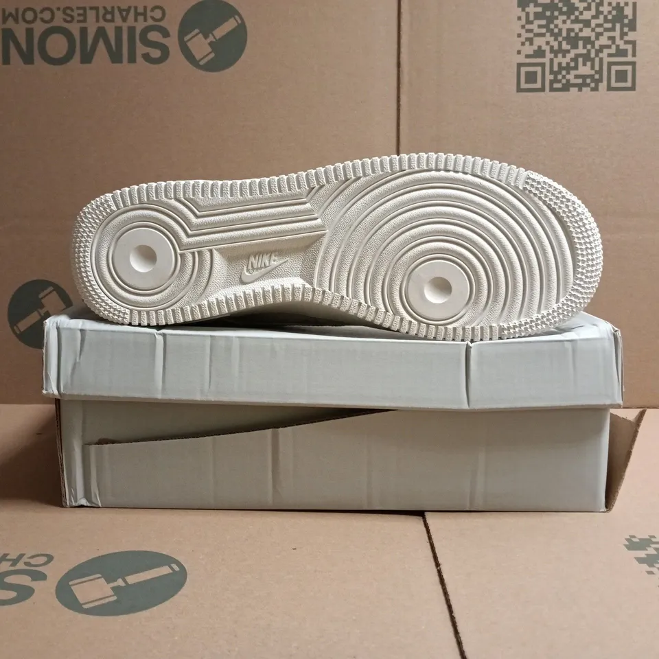 BOXED PAIR OF NIKE AIR FORCE 1 '07 SHOES IN WHITE SIZE UK 10