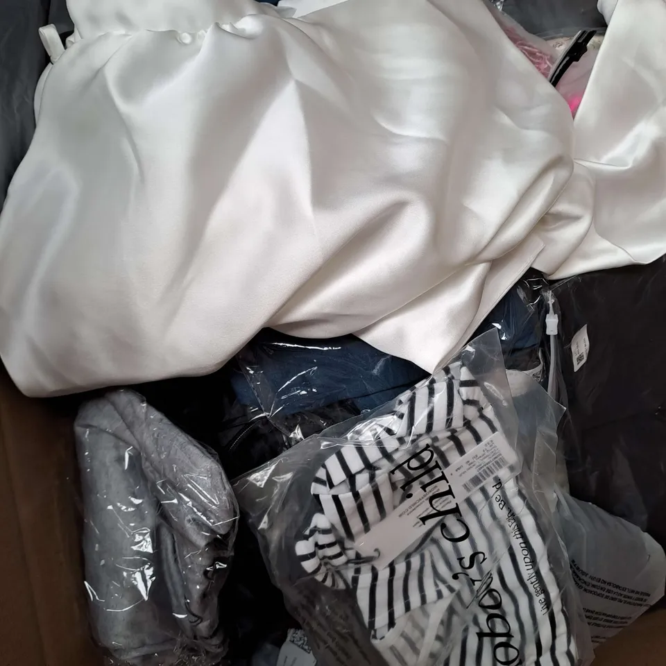 BOX OF APPROXIMATELY 25 ASSORTED CLOTHING ITEMS TO INCLUDE - JACKET, DRESS, SHIRT ETC