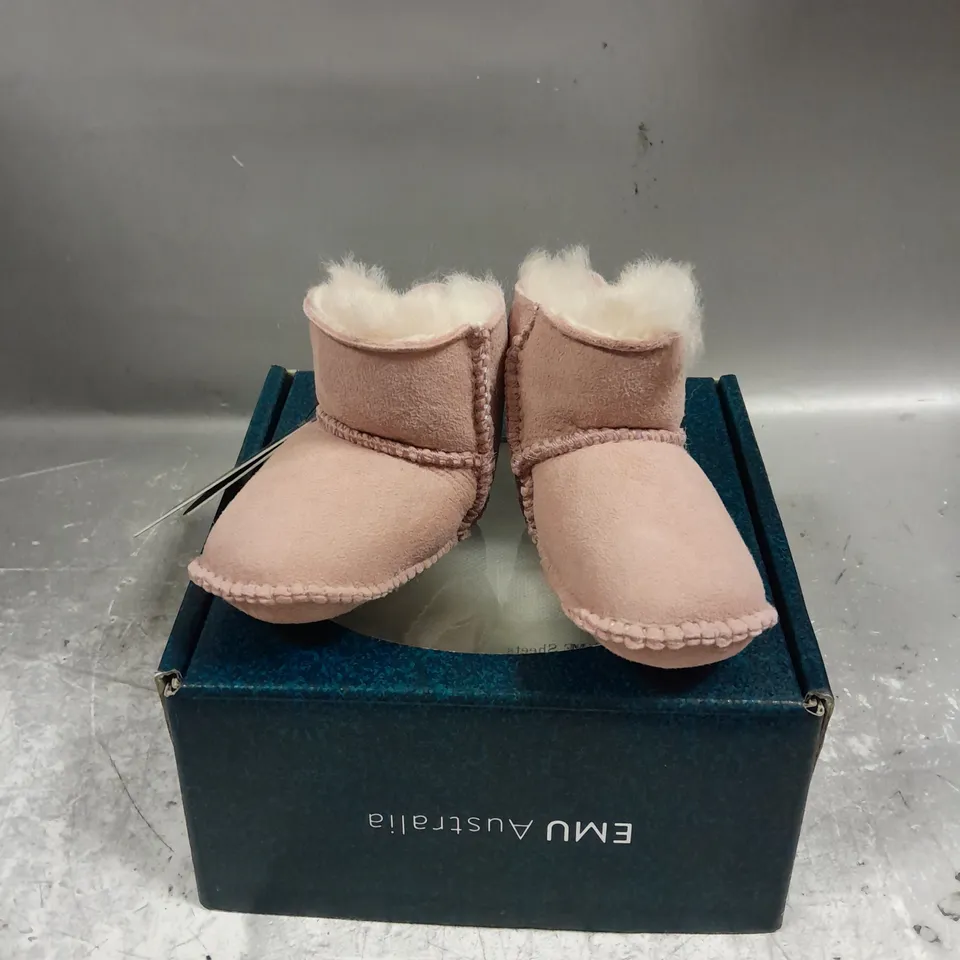 BOXED PAIR OF EMU AUSTRALIA BABY BOOTIE IN BABY PINK SIZE 0-6M