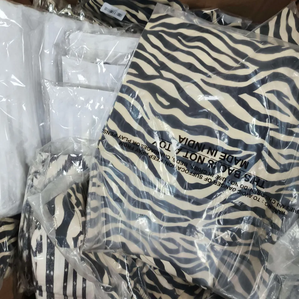 APPROXIMATELY 30 ASSORTED WOMENS CLOTHING ITEMS IN VARIOUS SIZES & STYLES