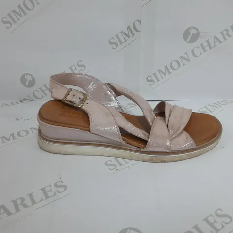 PAIR OF MODA IN PELLE OLANNA SANDALS IN ROSE GOLD METALLIC SIZE 4