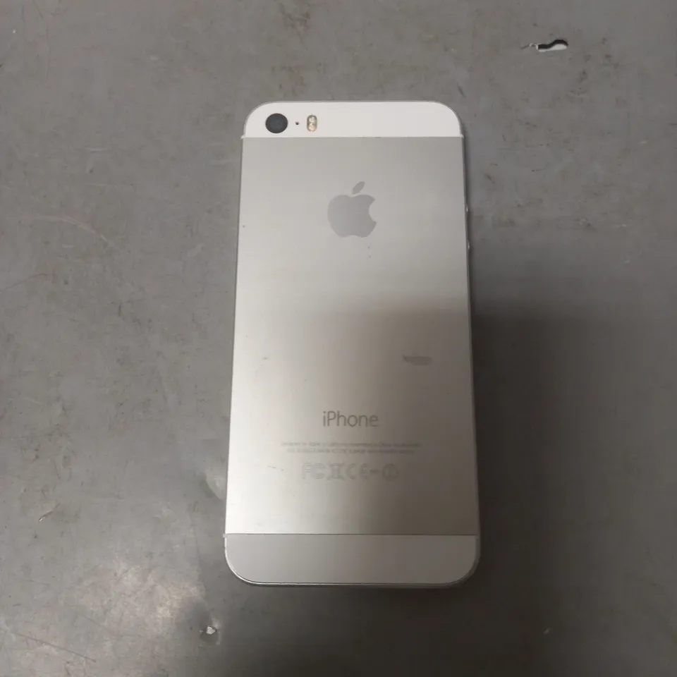 APPLE IPHONE 5S IN WHITE/SILVER