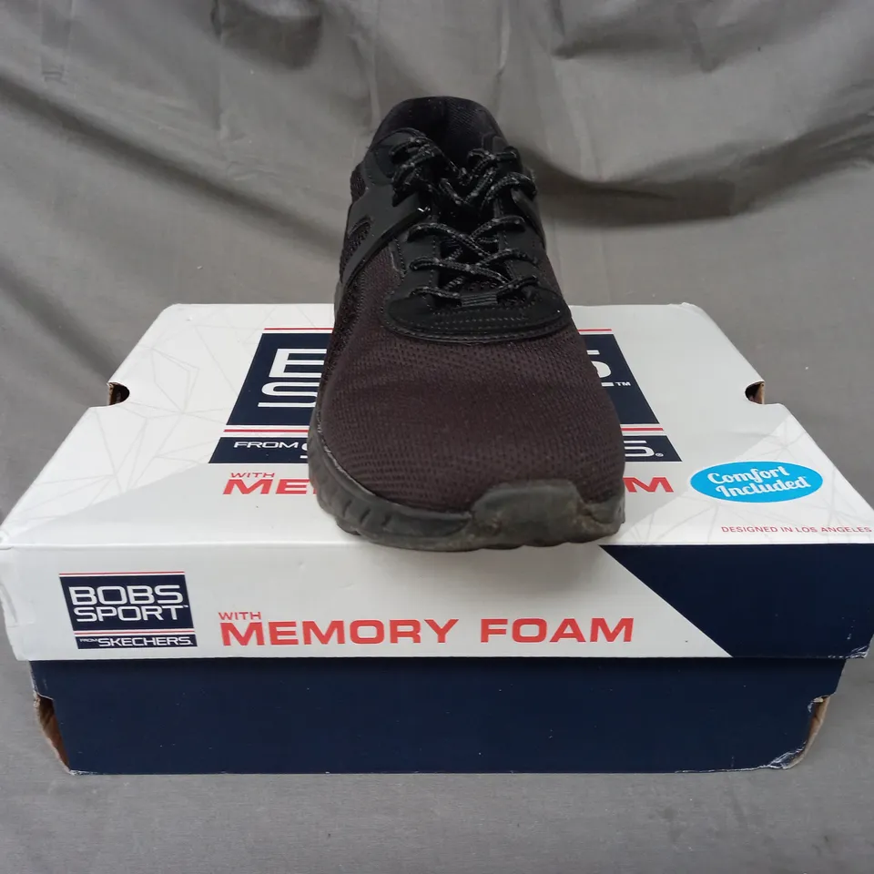 BOXED PAIR OF SKECHERS TRAINERS IN BLACK SIZE 8