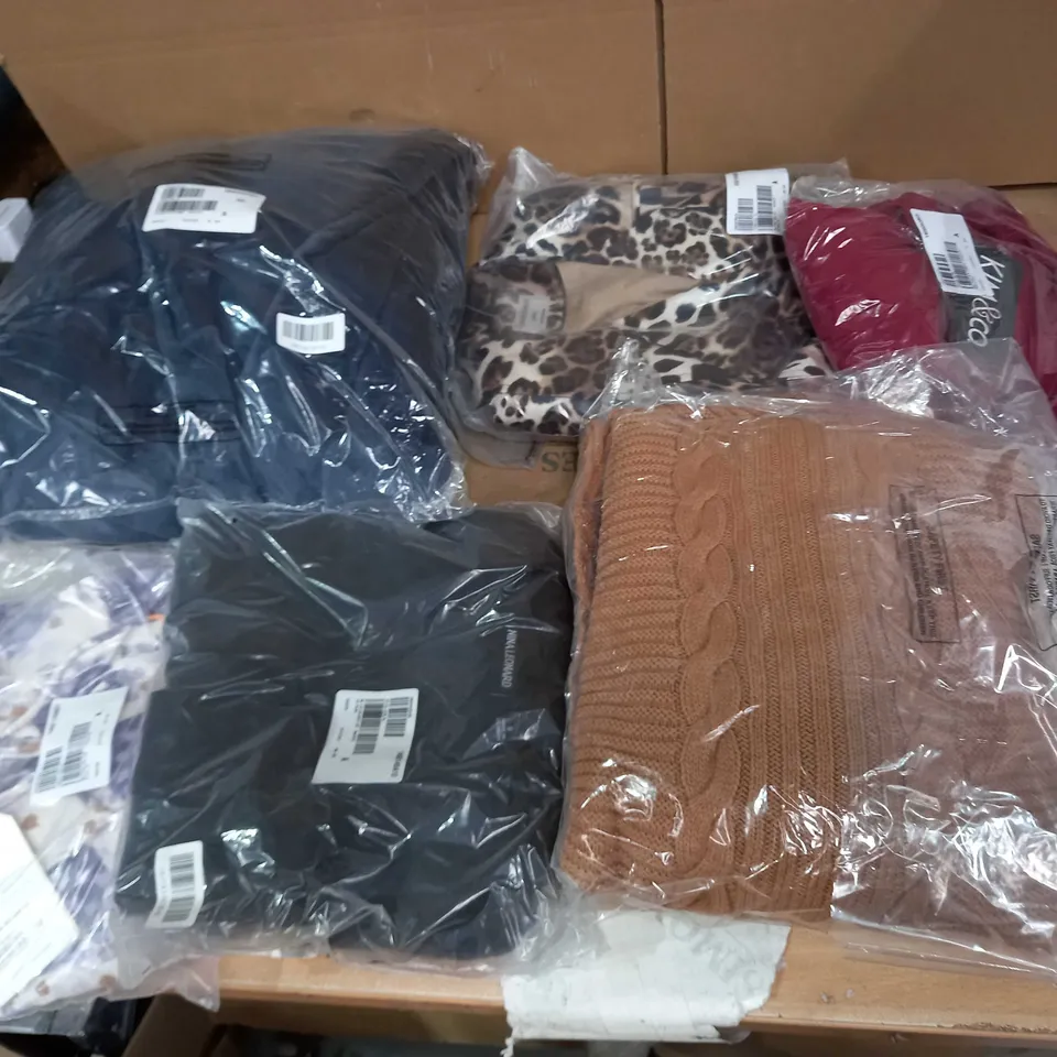 LOT OF APPROX 35 ASSORTED WOMENS CLOTHES TO INCLUDE JUMPERS, JACKETS, DRESSING GOWNS ETC