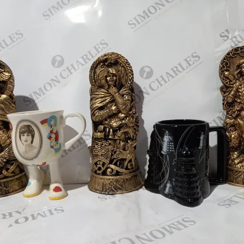 APPROXIMATELY 10 ASSORTED HOUSEHOLD ITEMS TO INCLUDE DOCTOR WHO DALEK MUG, PRINCESS DIANA MUG, ETC