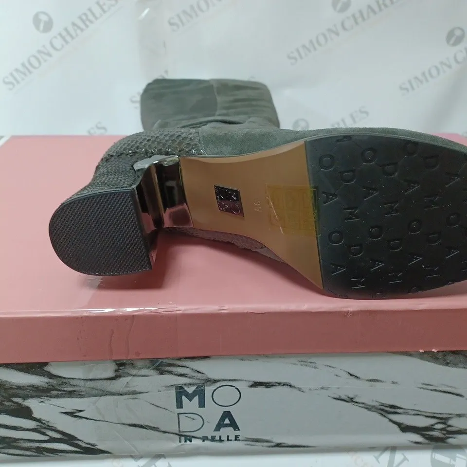 BOXED PAIR OF MODA IN PELLE LIZETH DARK GREY SUEDE KNEE BOOTS - SIZE 6