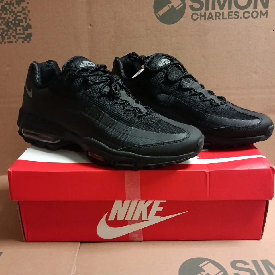 BOXED PAIR OF NIKE AIR MAX TRAINERS IN BLACK SIZE UK 8.5