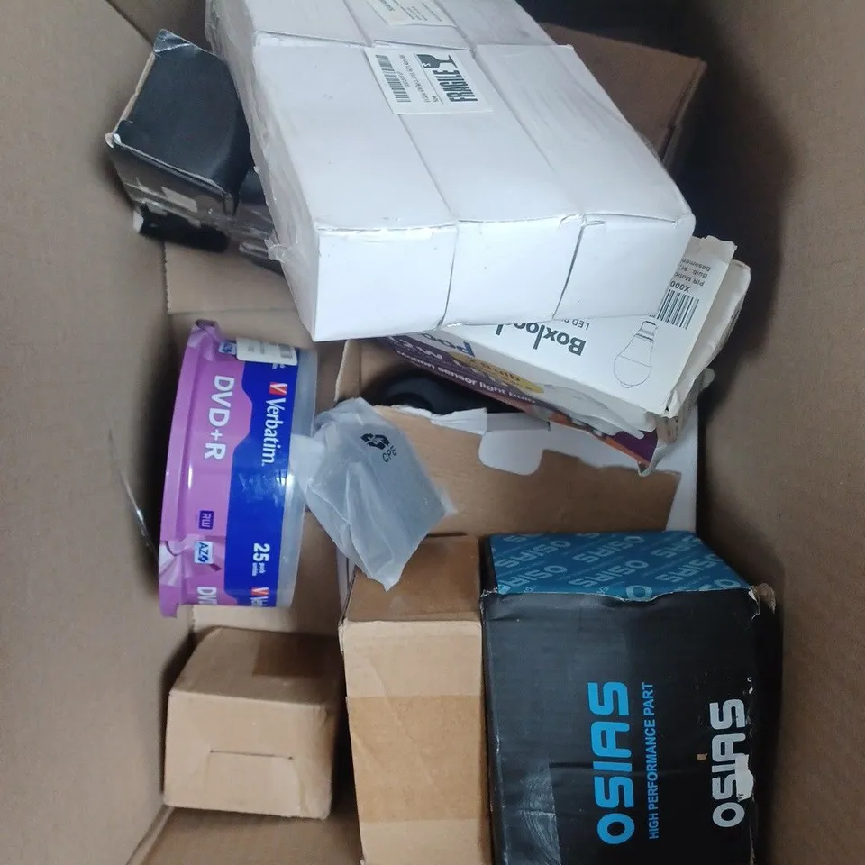 BOXED OF APPROXIMATELY 15 ASSORTED HOUSEHOLD & ELECTRICAL PRODUCTS TO INCLUDE DASH CAM, MINI MICROPHONE, LIGHTBULBS ETC 