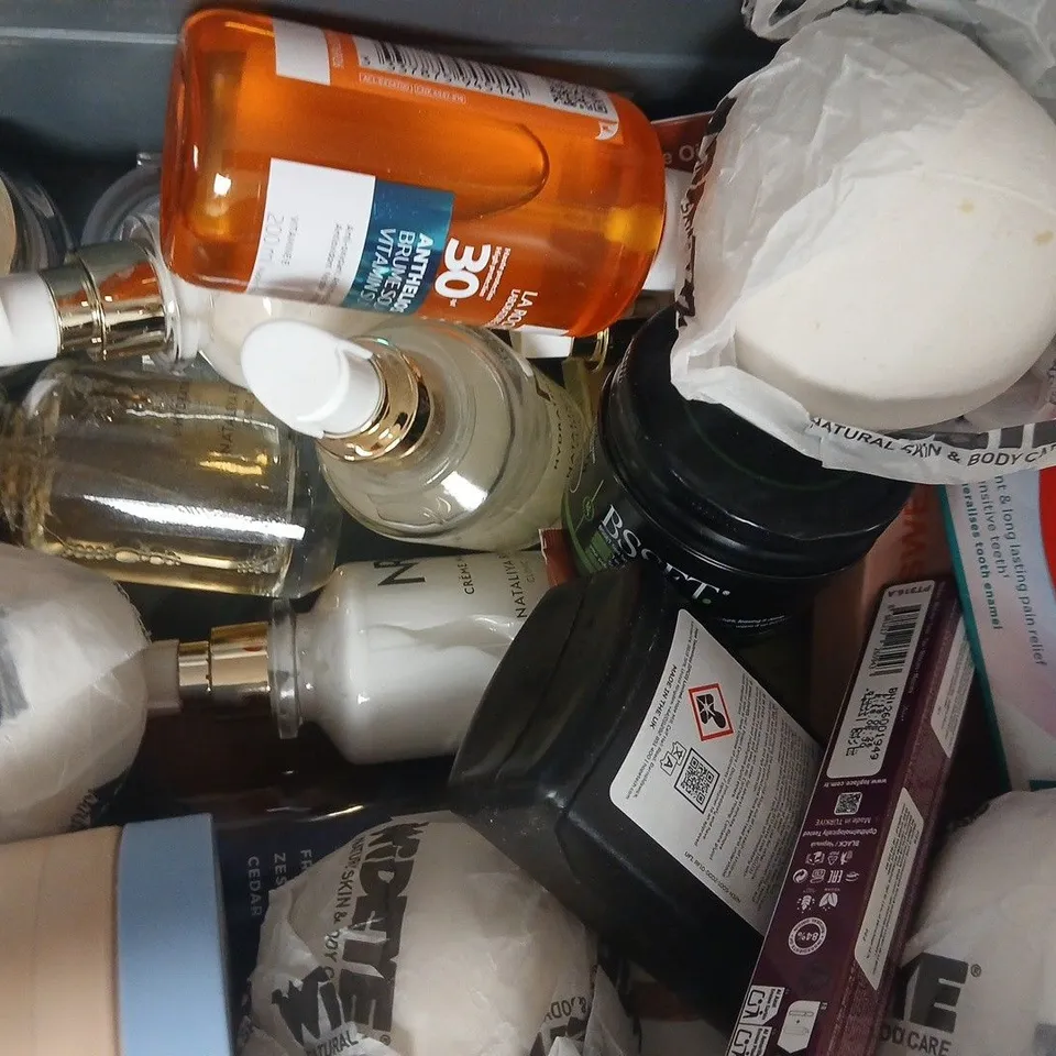 APPROXIMATELY 15 ASSORTED COSMETIC ITEMS INCLUDING VARIOUS MAKES AND BRANDS - COLLECTION ONLY