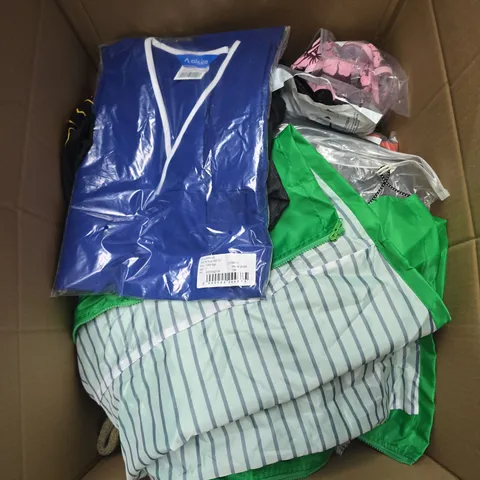 BOX CONTAINING APPROXIMATELY 25 ASSORTED CLOTHING ITEMS