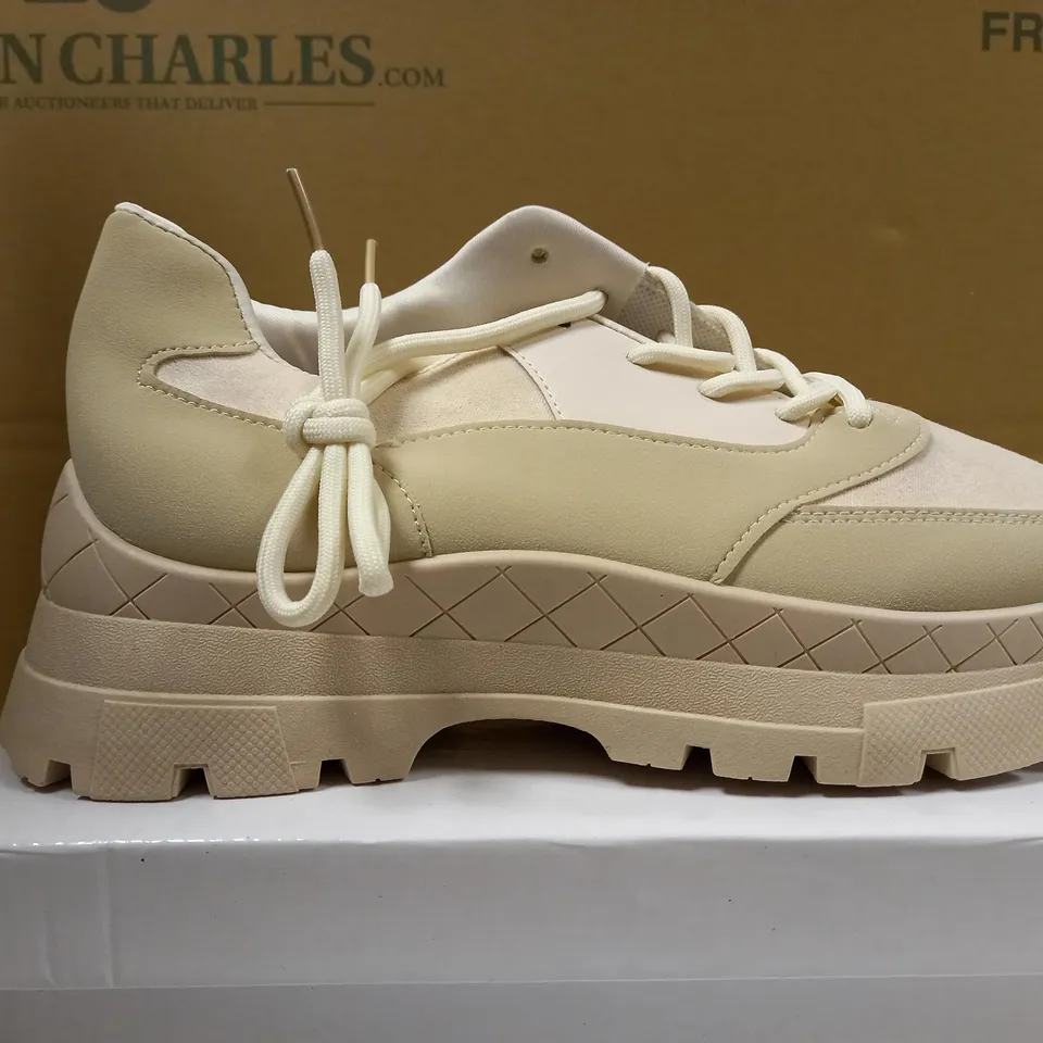 BOXED PAIR OF DESIGNER BEIGE FLATFORM TRAINERS - SIZE 7.5