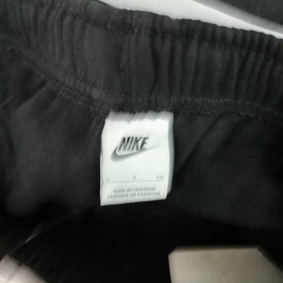 NIKE STANDARD FIT JOGGERS IN BLACK/GREY - SMALL