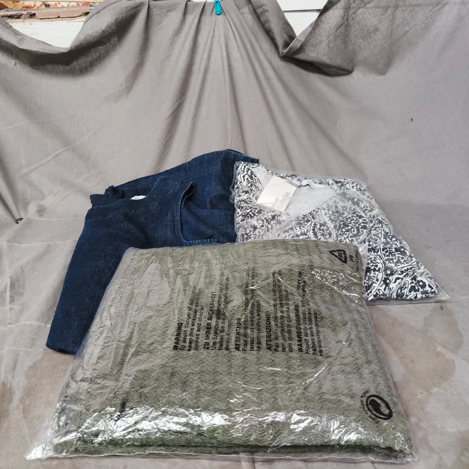 BOX OF APPROXIMATELY 25 ASSORTED CLOTHING ITEM TO INCLUDE VERY COLLECTION DRESS, TOAST SLEEVELESS DENIM DRESS ETC