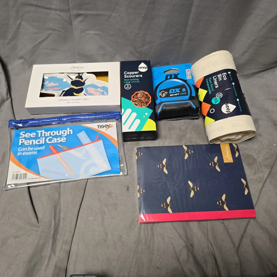 APPROXIMATELY 12 ASSORTED HOUSEHOLD ITEMS TO INCLUDE OX TAPE MEASURE, JOULES CERAMIC TRINKET TRAY, ECO BIN LINERS, ETC