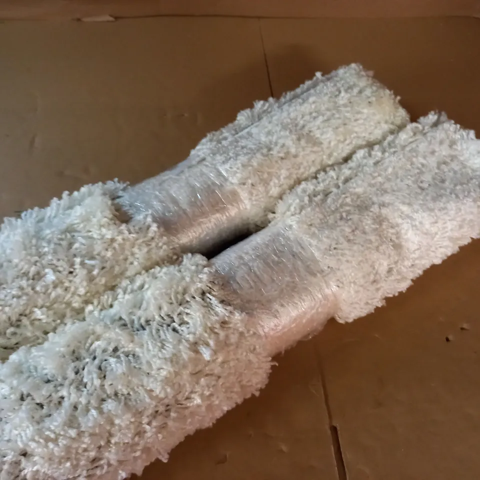 LOT OF 2 WHITE SHAGGY RUGS - 60 X UNSPECIFIED