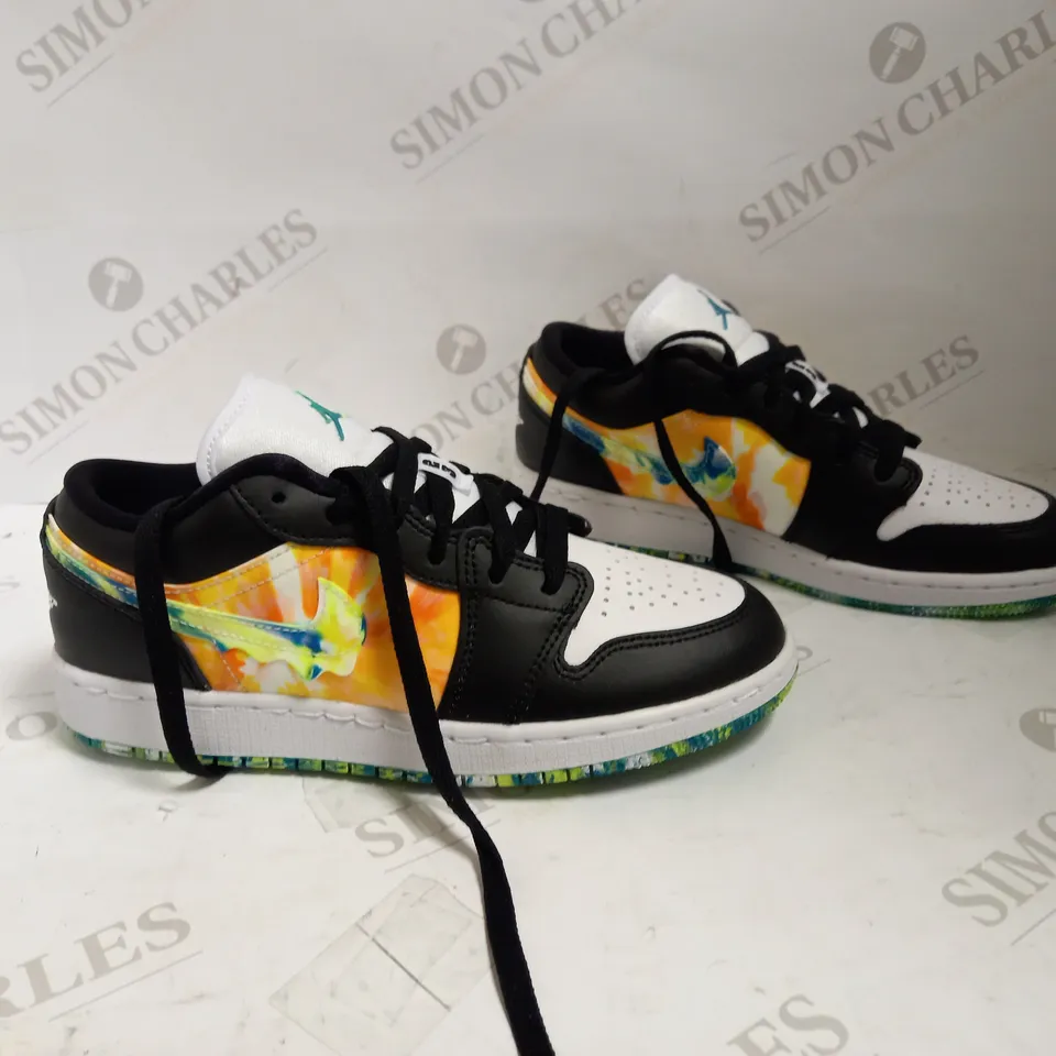 AIR JORDAN 1 LOW SE GS BLACK/WHITE-TEAM ORANGE SIZE UK 4 