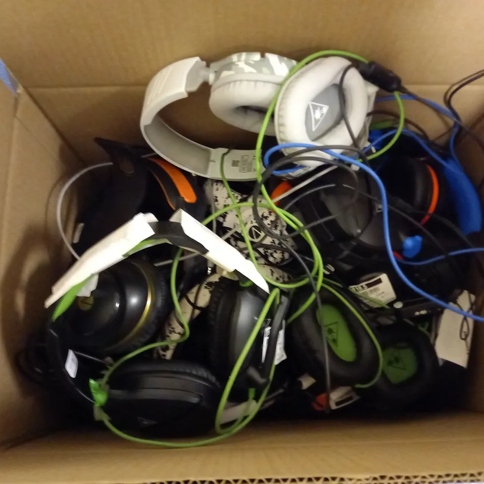 APPROXIMATELY 15 LOOSE ASSORTED HEADSETS TO INCLUDE TURTLE BEACH, STEALTH, ETC