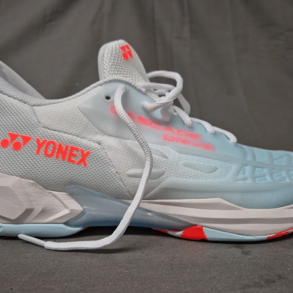 BOXED PAIR OF YONEX POWER CUSHION CASCADE DRIVE SHOES IN WHITE/WATER BLUE UK SIZE 7.5