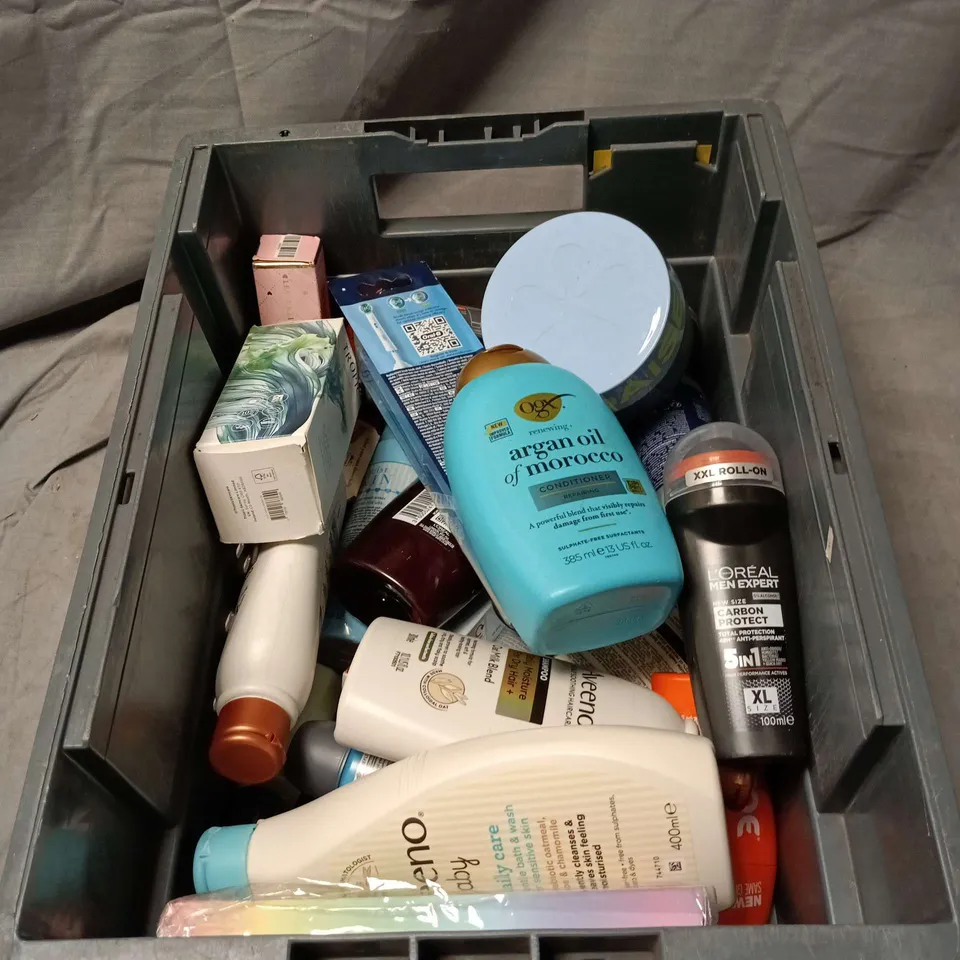 APPROXIMATELY 20 ASSORTED COSMETIC ITEMS TO INCLUDE AVEENO BABY DAILY CARE, TROPIC BALA CLARIFYING CLEANSER, OGX ARGAN OIL OF MOROCCO, DAISE COCONUT GLOW BODY SCRUB ETC