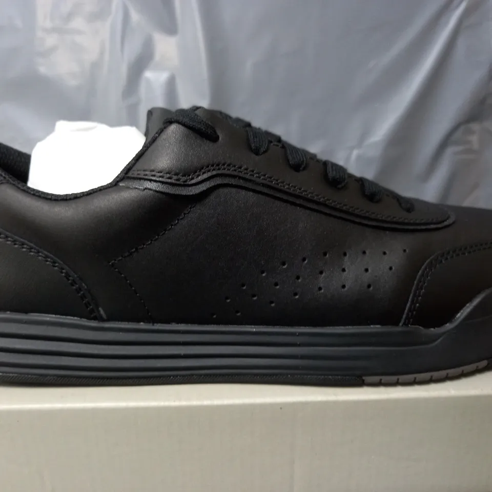 BOXED PAIR OF CLARKS URBAN SOLO BLACK LEATHER TRAINERS IN BLACK - UK 7