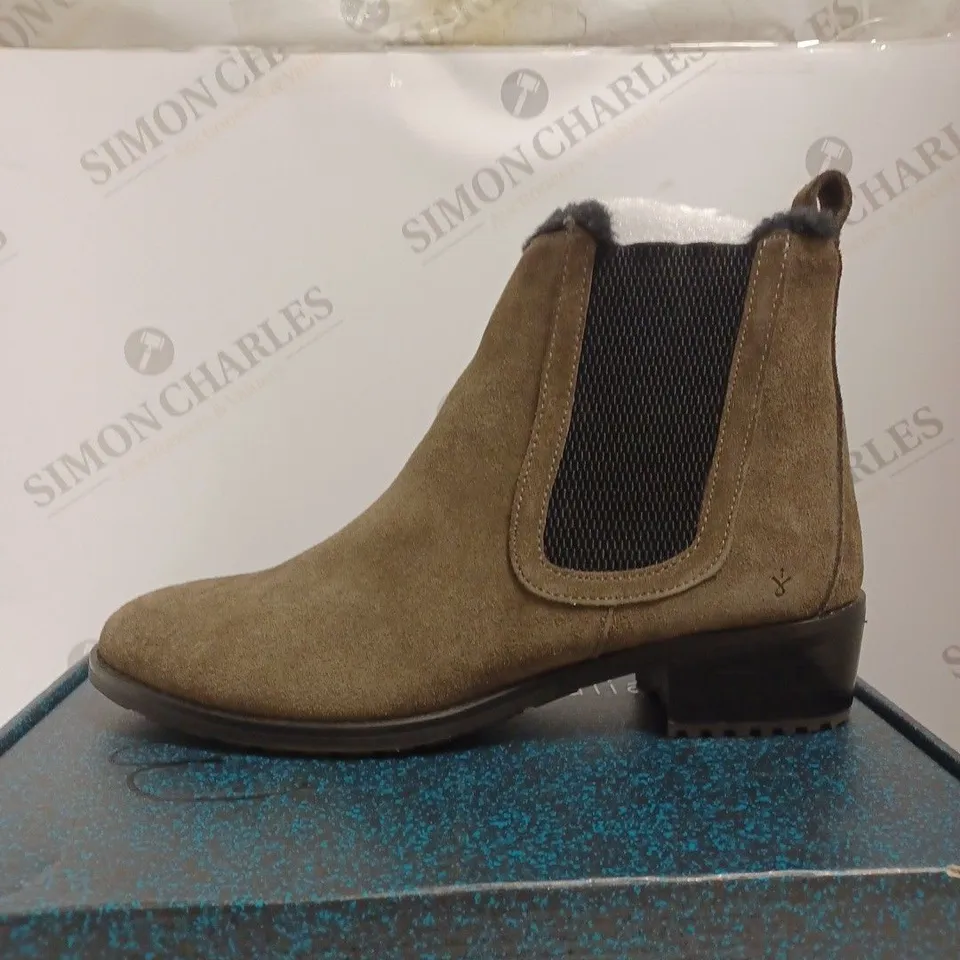 BOXED EMU ELIN ANKLE BOOTS, SMOKE - SIZE 8