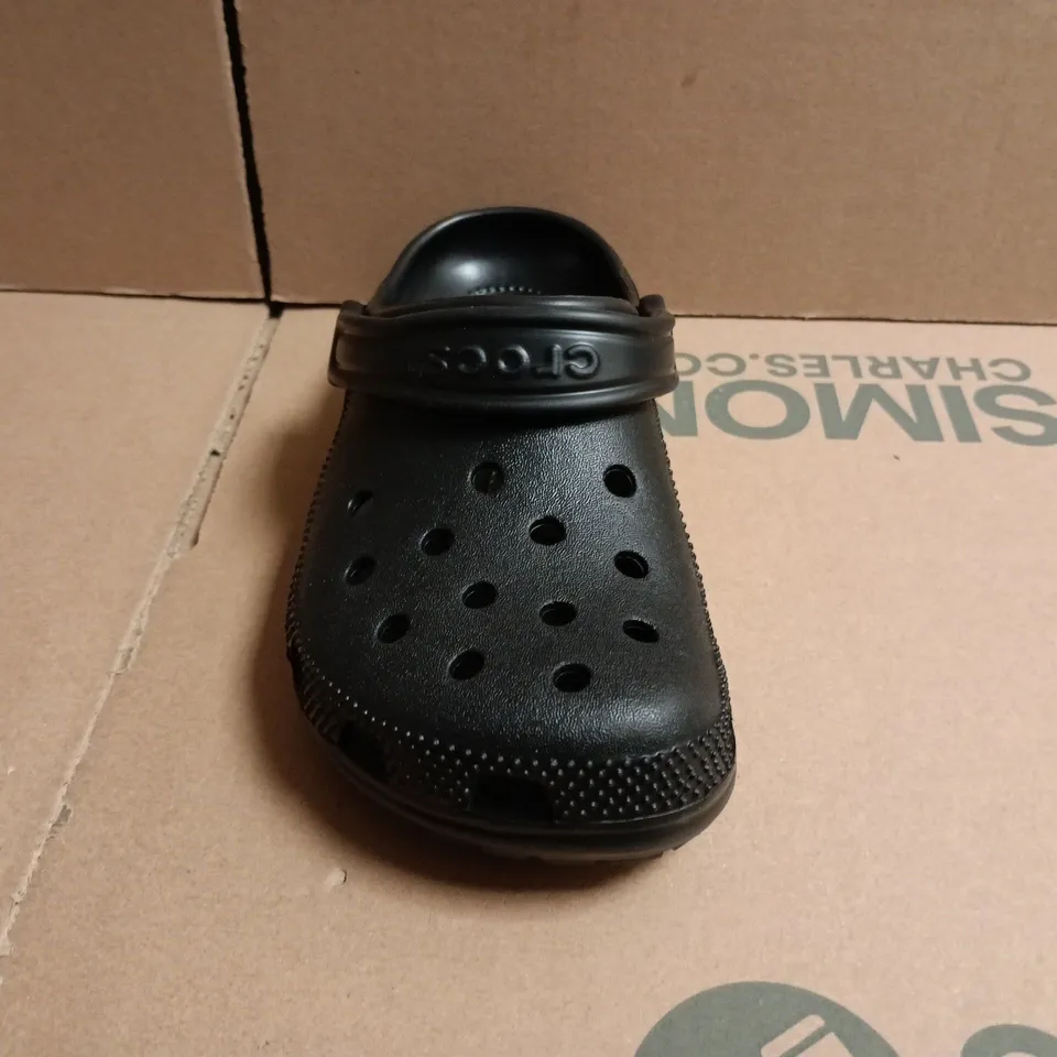 PAIR OF CROCS CLASSIC CLOGS IN BLACK SIZE UK M3/W4