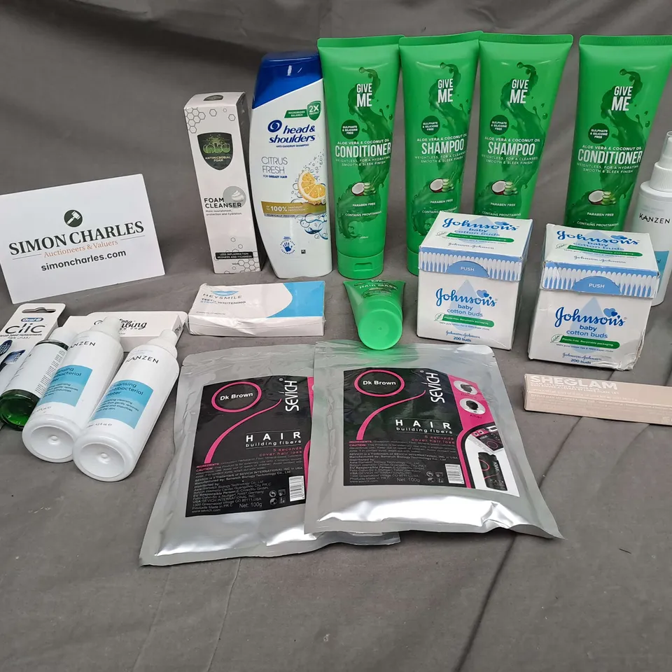 APPROXIMATELY 20 ASSORTED COSMETIC PRODUCTS TO INCLUDE GIVE ME CONDITIONER, JOHNSON COTTON BUDS, AND SEVICH DK BROWN HAIR LOSS COVER ETC. 