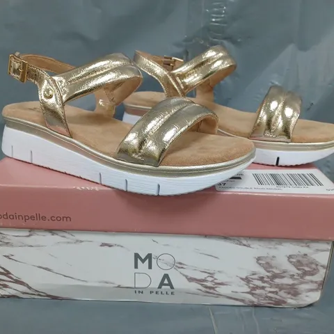 BOXED PAIR OF MODA IN PELLE AEDRIENNE LEATHER SANDALS IN GOLD SIZE 4
