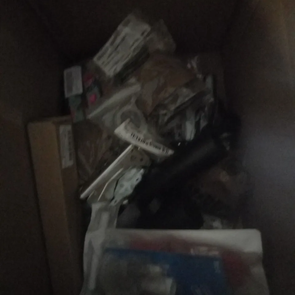 APPROXIMATELY 20 ASSORTED HOUSEHOLD & LEISURE PRODUCTS TO INCLUDE BEE COASTERS, SQUEEZE OFF TOOL, DULUX ALL PURPOSE BRUSH  ETC 