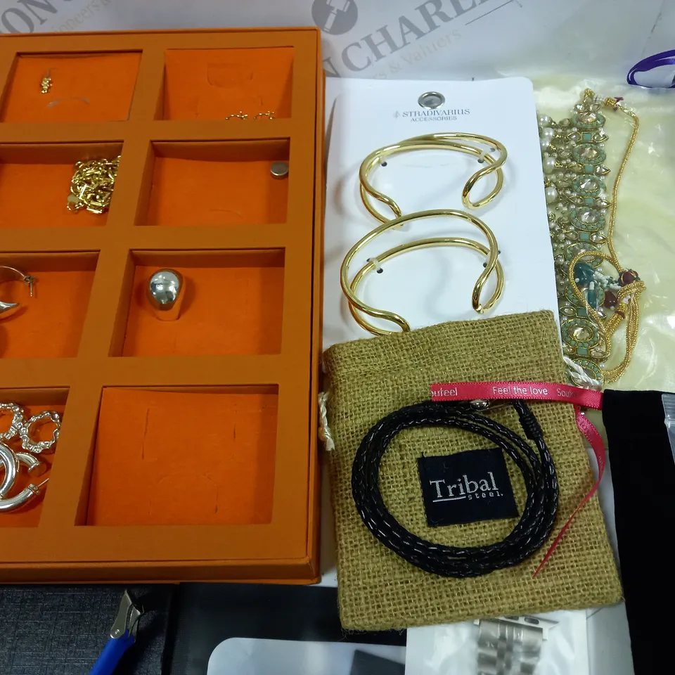 LOT OF ASSORTED JEWELLERY AND WATCH ITEMS TO INCLUDE RAGBAG, LAURA PEARL AND F&F