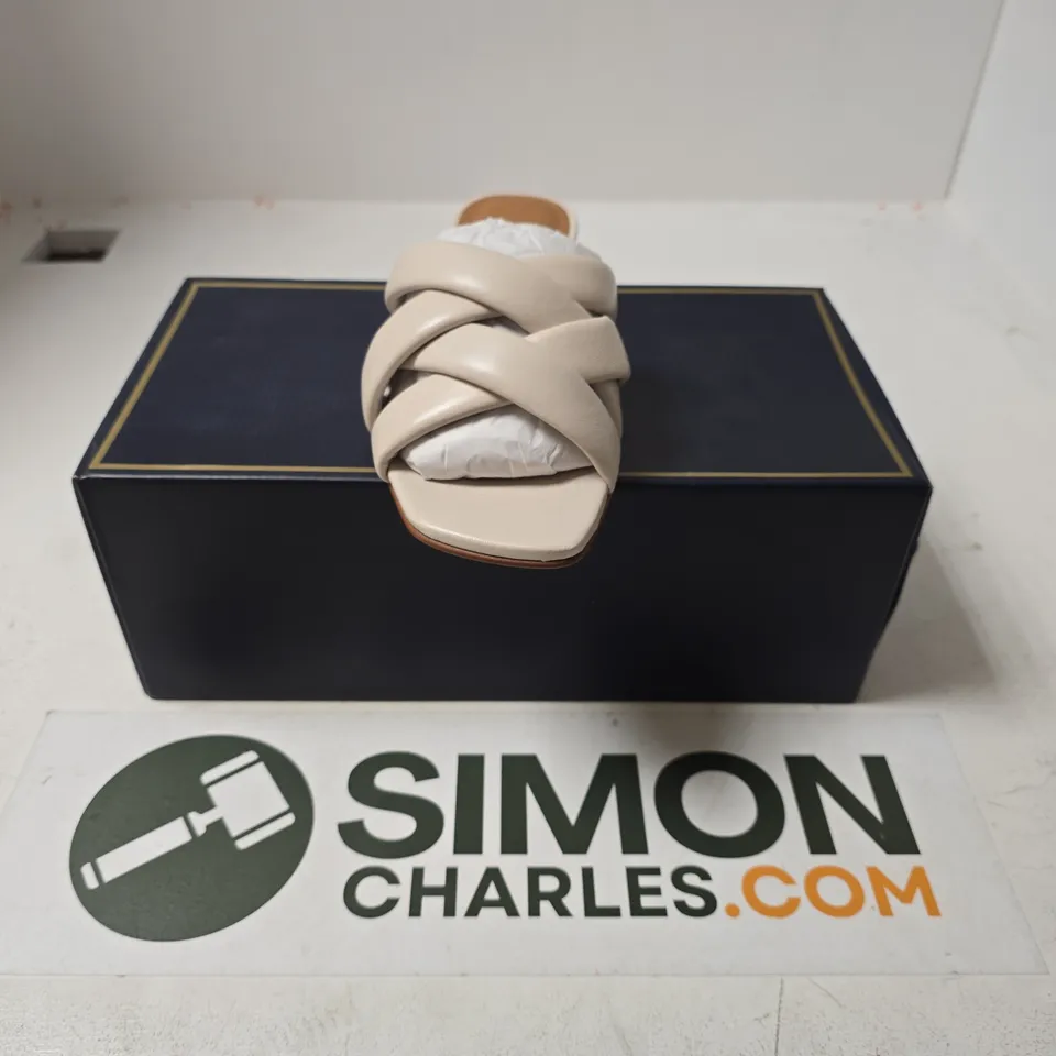 BOXED PAIR OF FAIRFAX & FAVOUR WOMENS EBURY SANDALS IN STONE LEATHER - UK 6