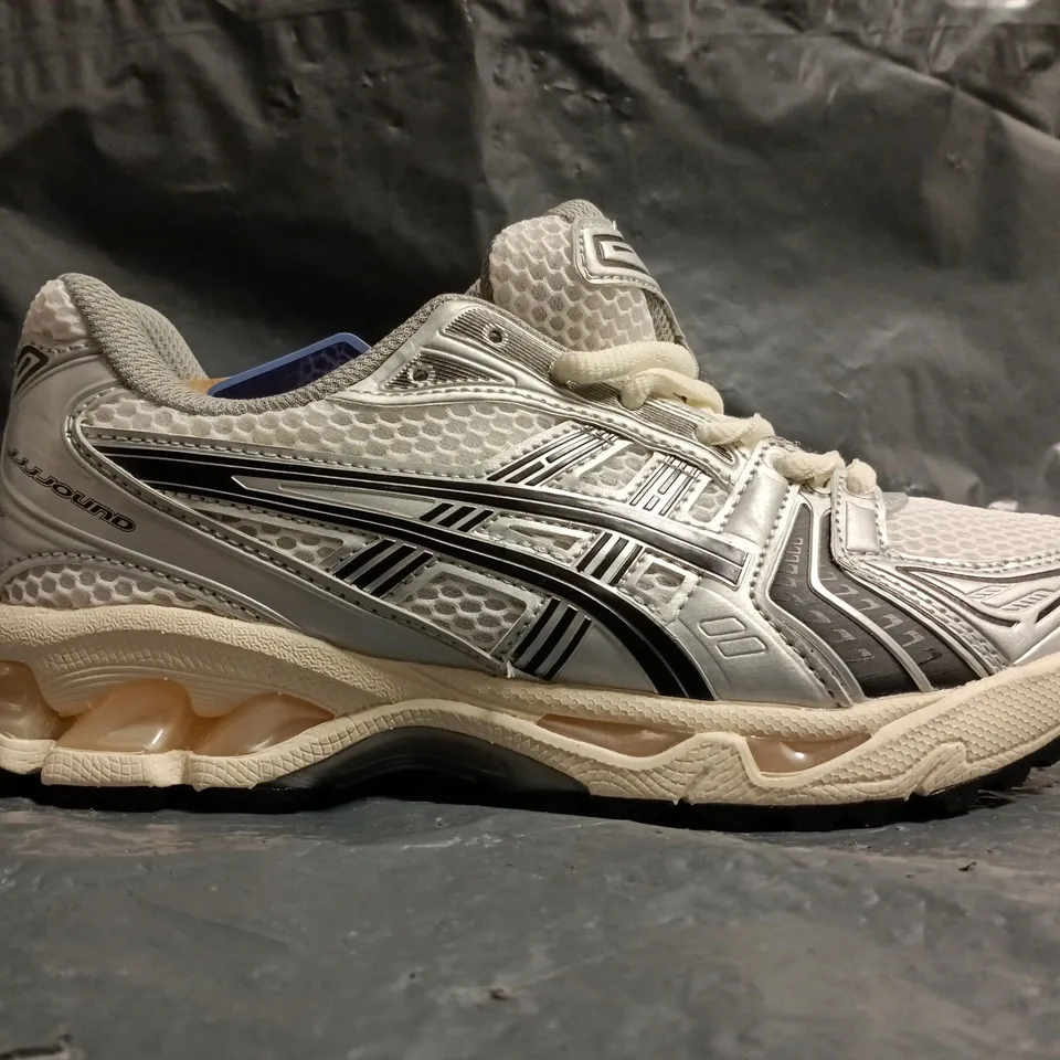 PAIR OF ASICS TRAINERS IN WHITE/SILVER/BLACK SIZE UK 4.5