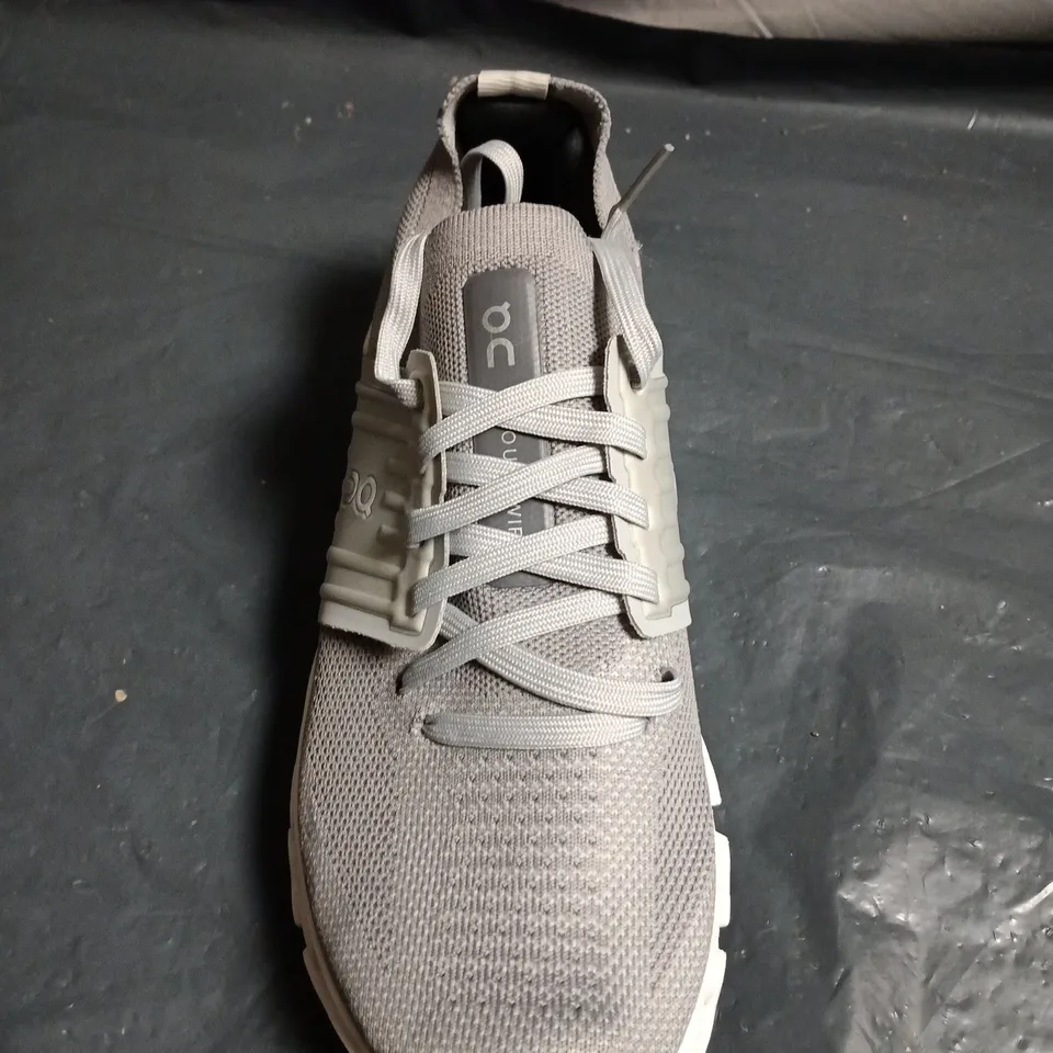 ON RUNNING GREY KNIT TRAINERS – CLOUDTEC OUTSOLE- SIZE UNSPECIFIED