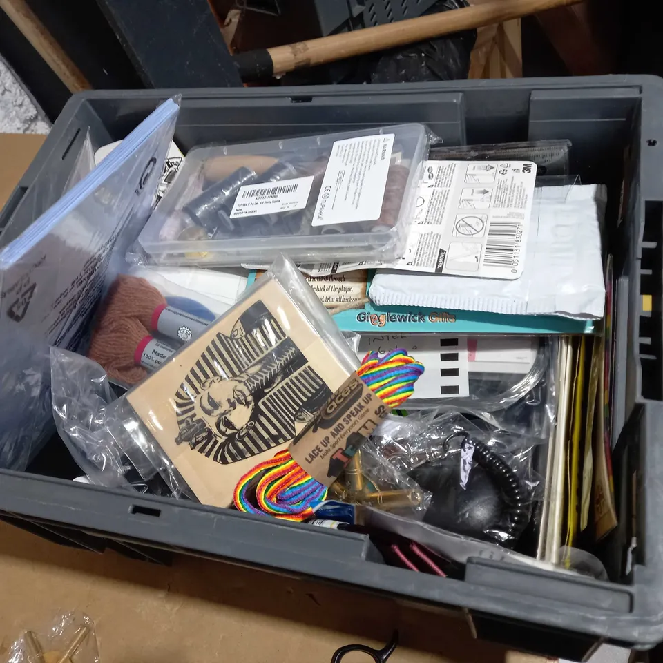 TOTE OF APPROXIMATELY 25 ASSORTED ITEMS TO INCLUDE A SET OF 3 MIDI NOTEBOOKS, A REPLACEMENT REFRIGERATOR FILTER AND A SCIENTIFIC CALCULATOR