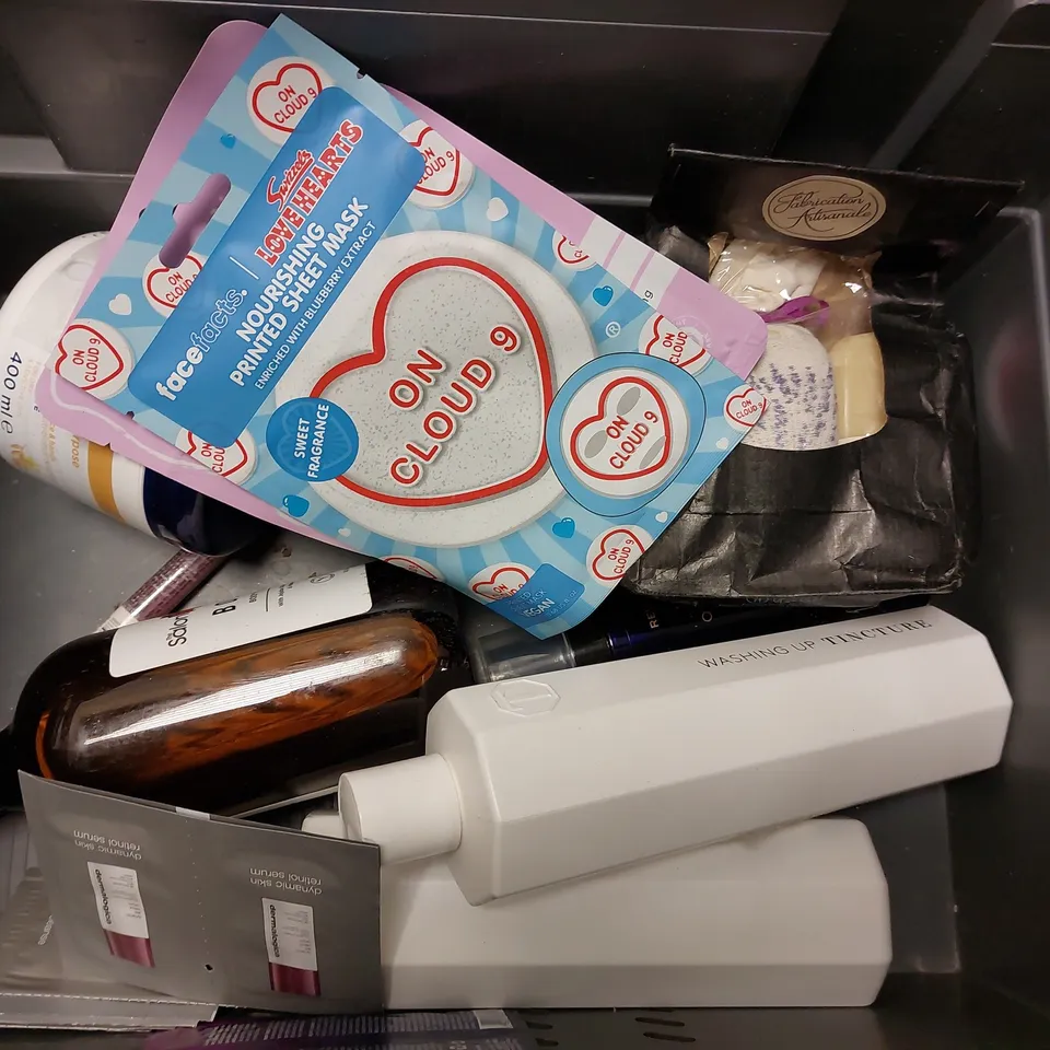 BOX OF APPROX 10 COSMETIC ITEMS TO INCLUDE KERASTASE ANTI HAIR FALL SHAMPOO AND CONDITIONER, WHISKY SOAP TRIPLE MILLED SOAP