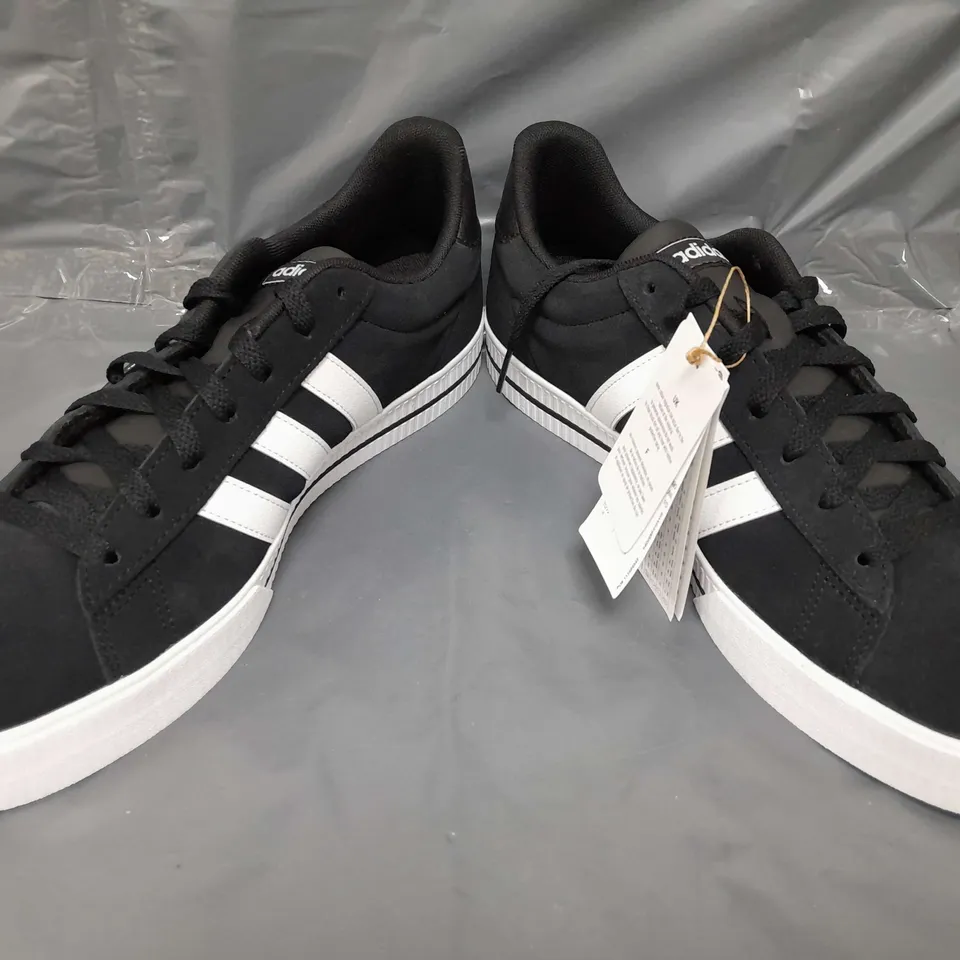 BOXED PAIR OF ADIDAS DAILY 3.0 SHOES IN BLACK/WHITE UK SIZE 10