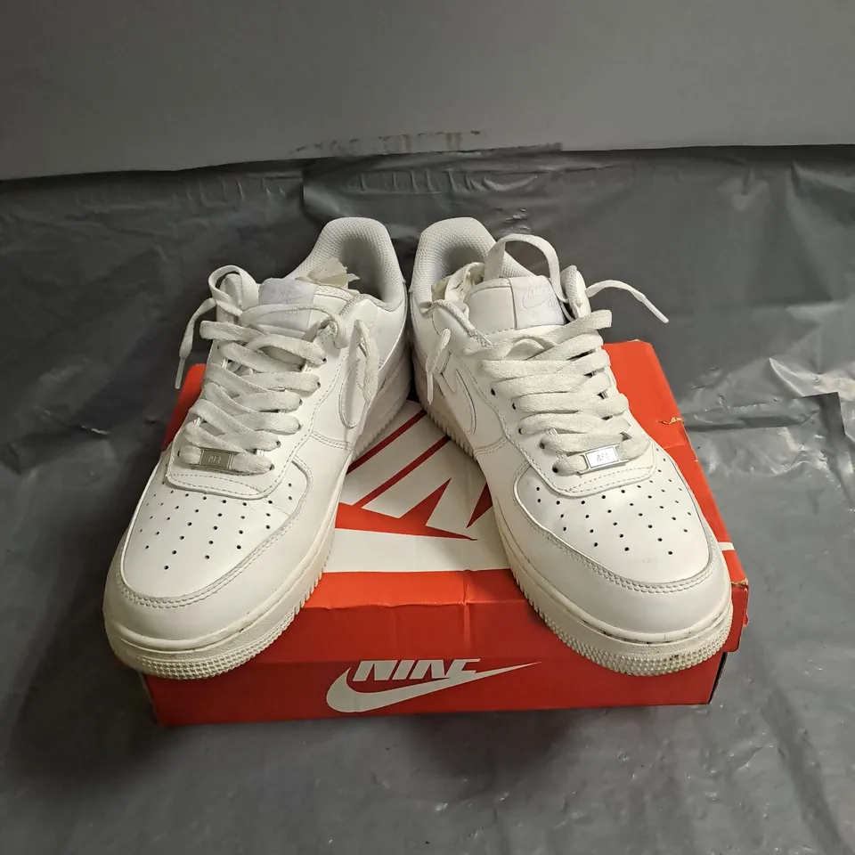 BOXED PAIR OF NIKE AIR FORCE 1 SHOES IN WHITE SIZE UK 9