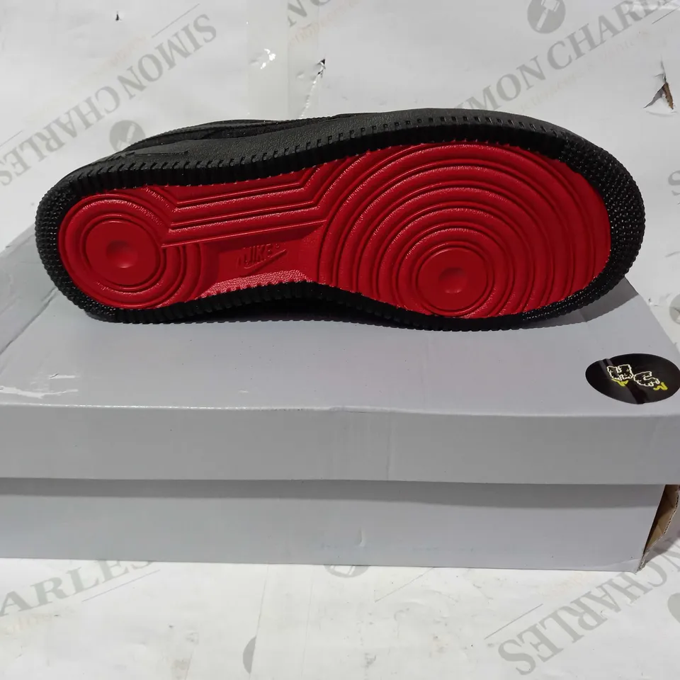 BOXED PAIR OF NIKE AIR FORCE 1 SHOES IN BLACK W. GLITTER EFFECT UK SIZE 7