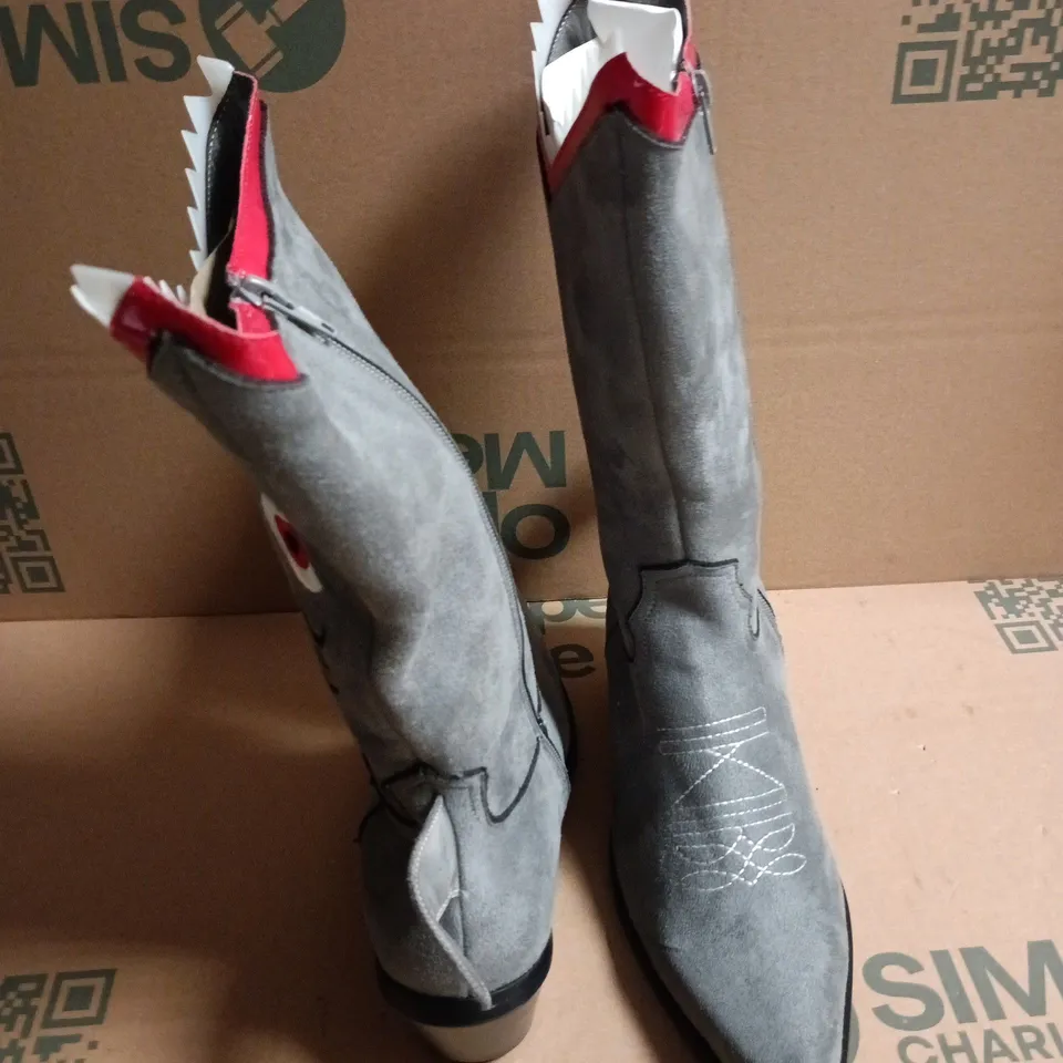 BOXED KOI SHARK DOO-DOO BOOTS IN GREY - UK 6
