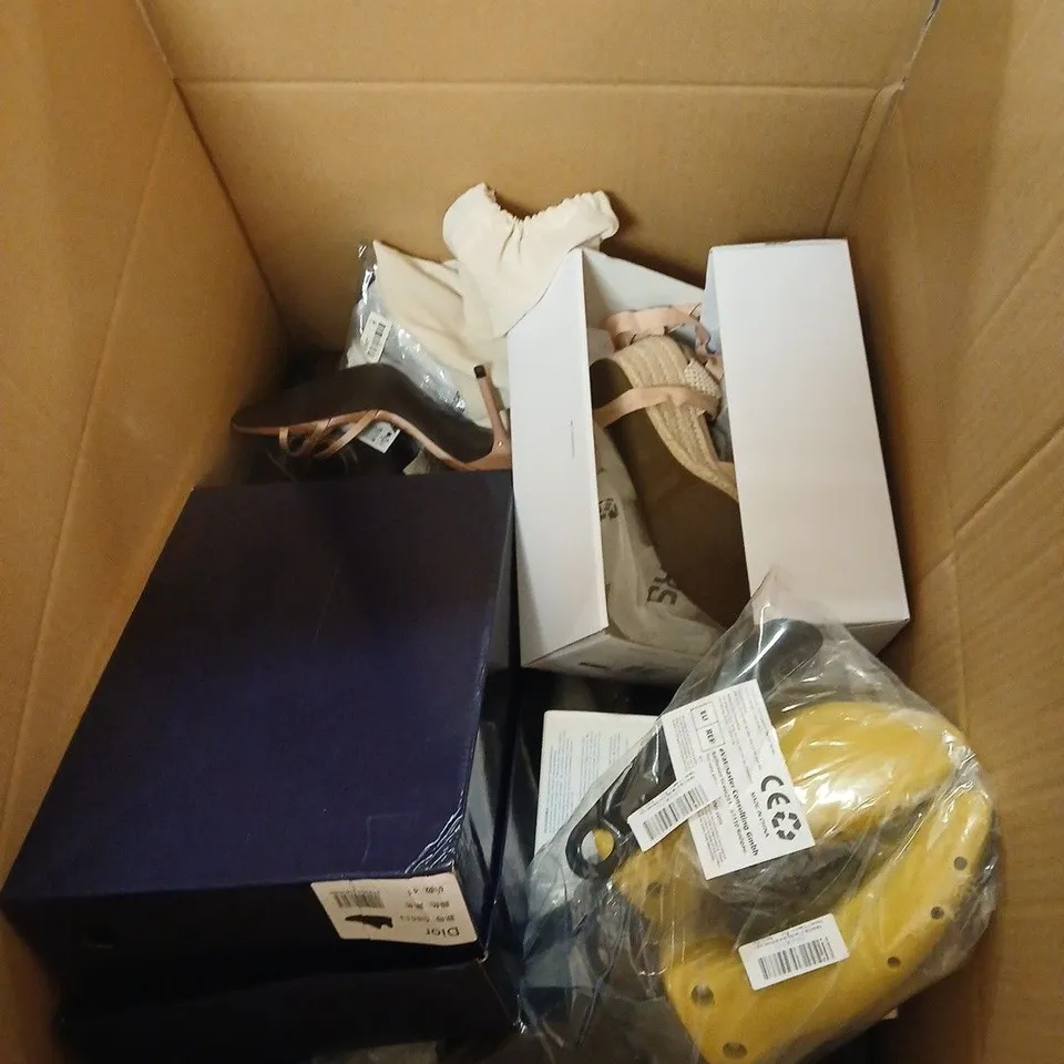BOX OF APPROXIMATELY 12 ASSORTED FOOTWEAR ITEMS TO VARIOUS SIZES AND STYLES TO INCLUDE ZARA ETC