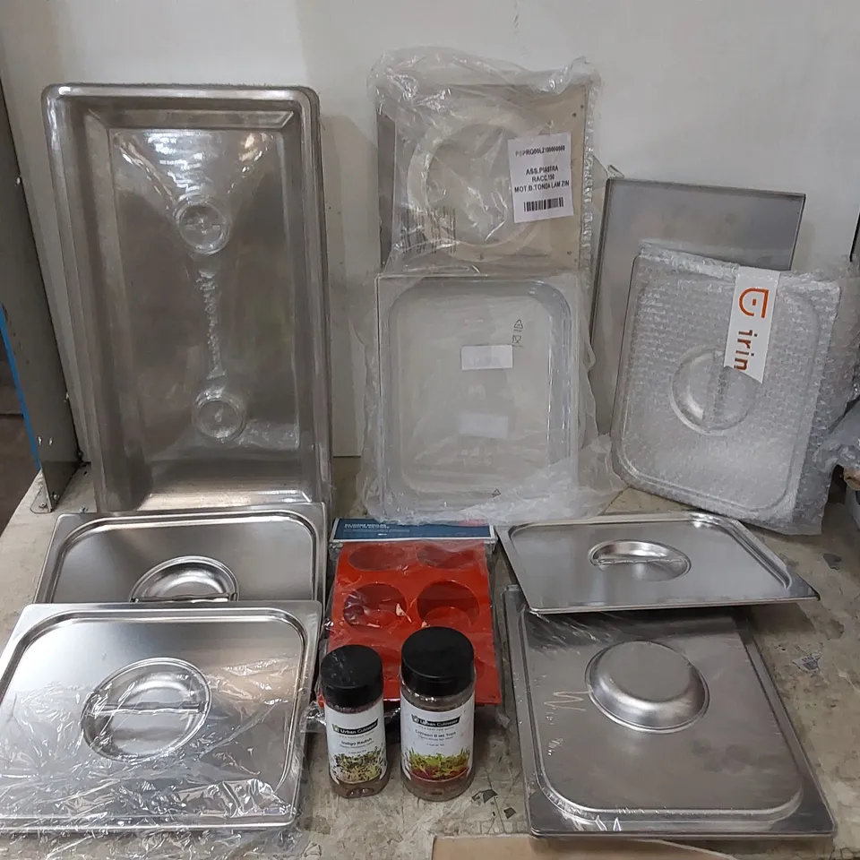 BOX OF ASSORTED CATERING ACCESSORIES 