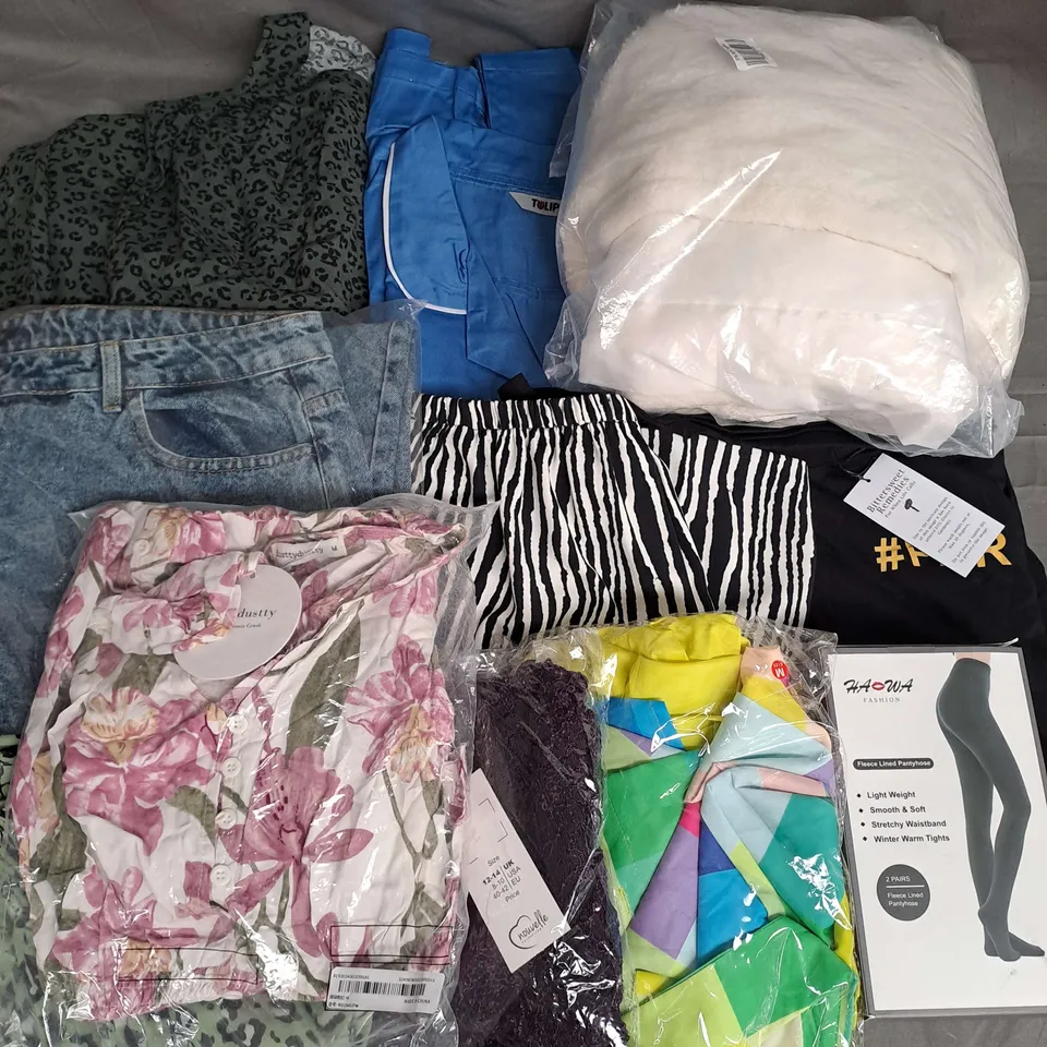 BOX OF APPROXIMATELY 25 ASSORTED CLOTHING ITEMS TO INCLUDE - DRESSES, JEANS, SKIRT ETC