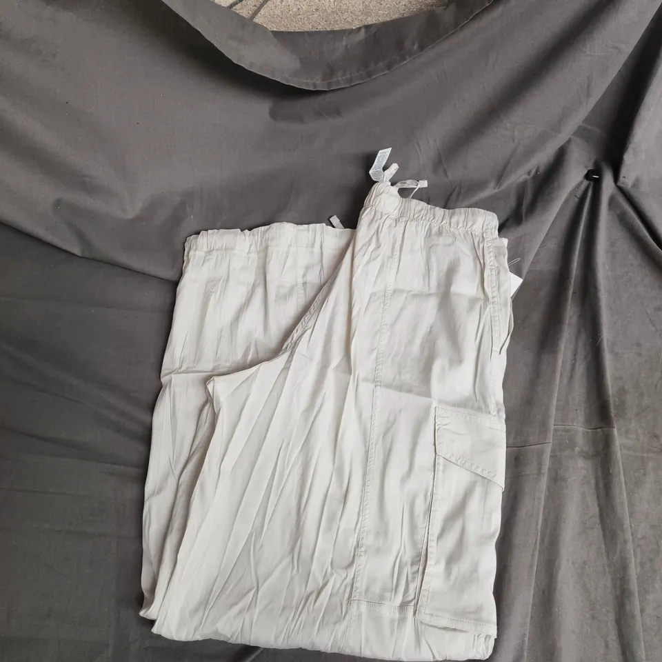 LULULEMON LIGHT GREY DRAWSTRING CARGO PANTS - SIZE M