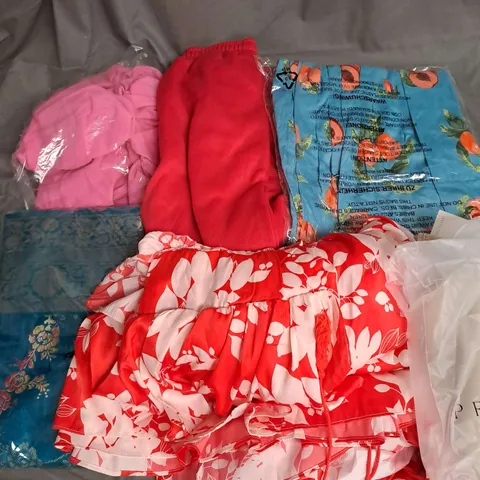 BOX OF APPROXIMATELY 25 ASSORTED CLOTHING ITEMS TO INCLUDE - DRESSES, JEANS, SWIMWEAR ETC
