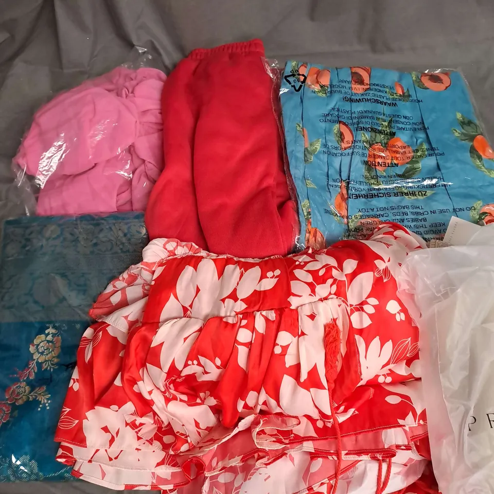 BOX OF APPROXIMATELY 25 ASSORTED CLOTHING ITEMS TO INCLUDE - DRESSES, JEANS, SWIMWEAR ETC 