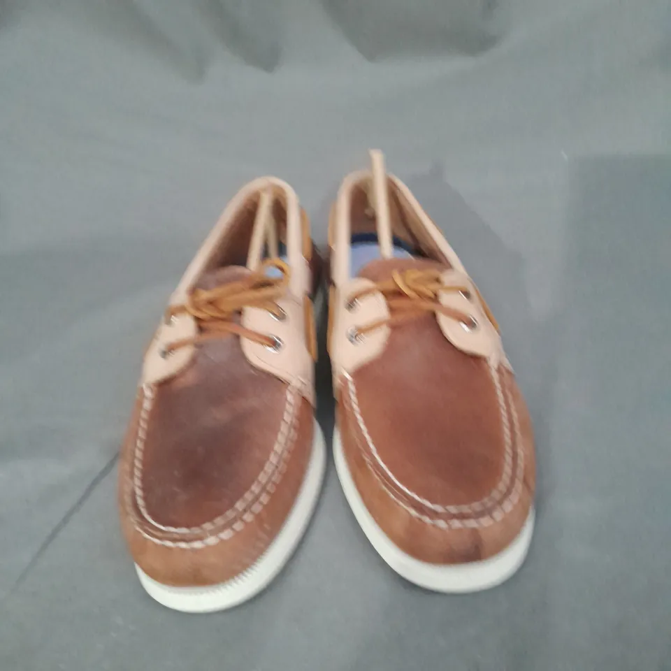 BOXED PAIR OF SPERRY OAT LOAFERS SIZE 9