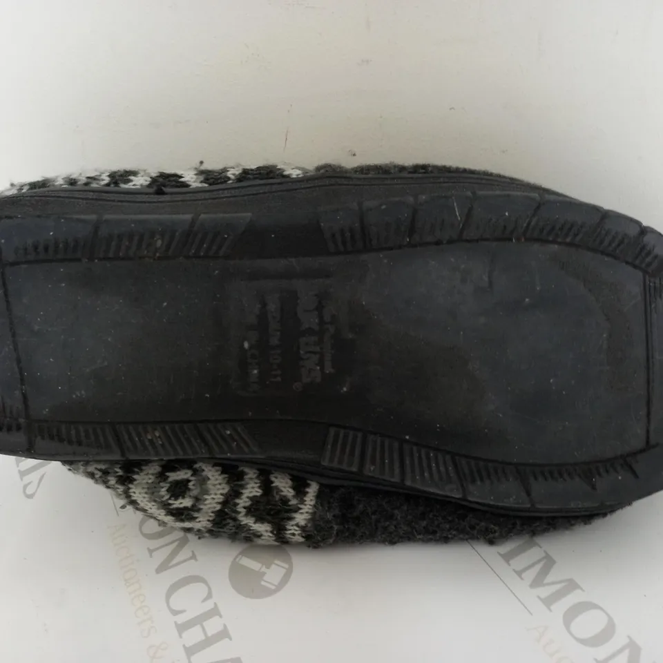 MUK LUKS MENS SLIPPERS GREY - SIZE 5